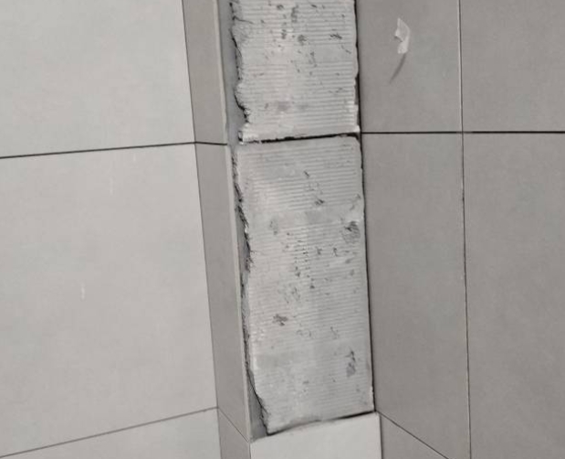 滨湖瓷砖空鼓维修公司分享下瓷砖施工前基层浇水润湿程度不足，可能导致以下问题